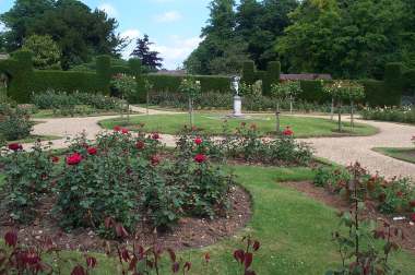 4x3 Rockingham inside rose garden.jpg (20708 bytes)