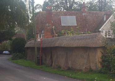 4x3 lower woodford thatched wall.jpg (12269 bytes)